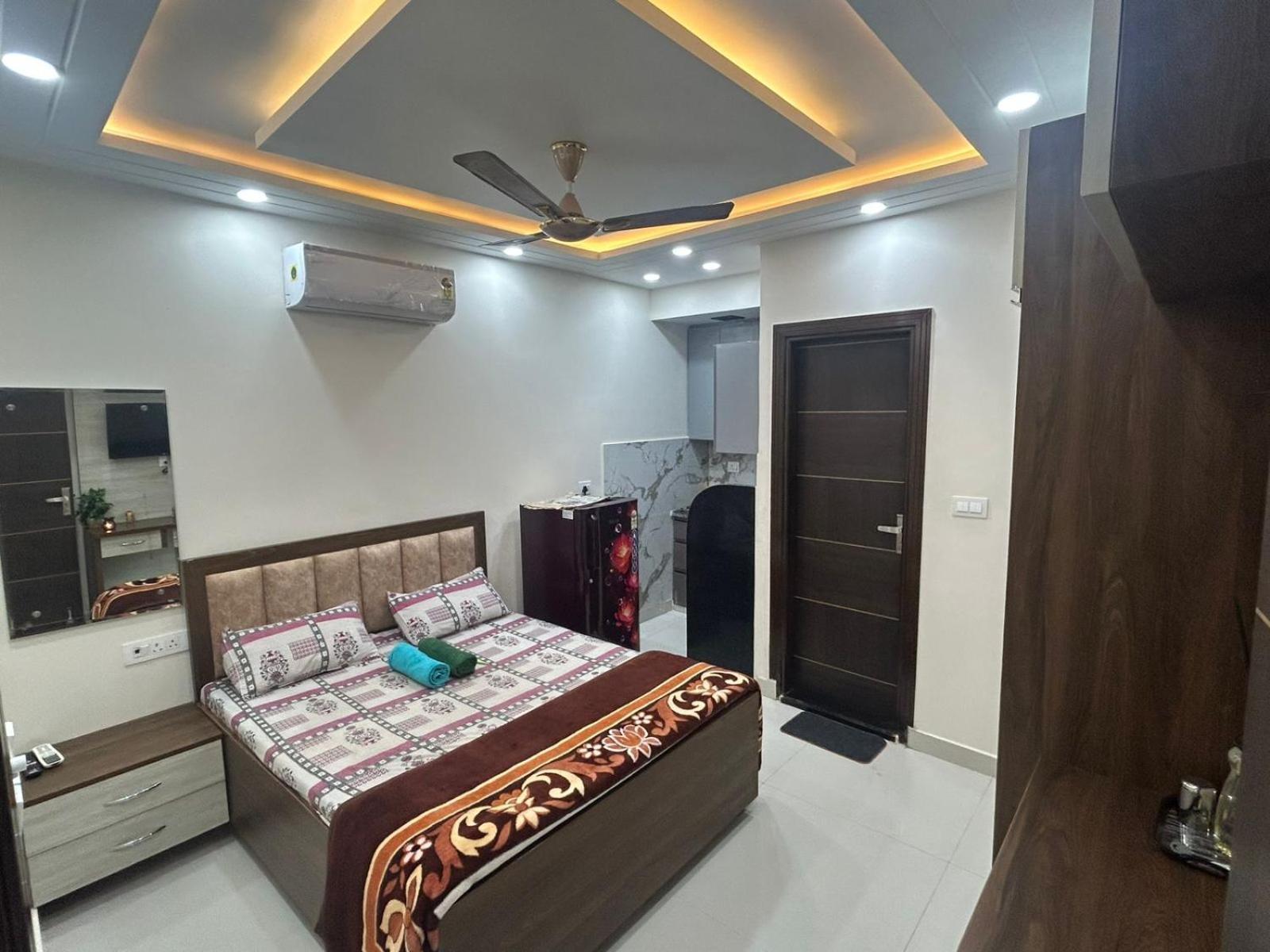 Urban Nest In South Delhi Apartment *